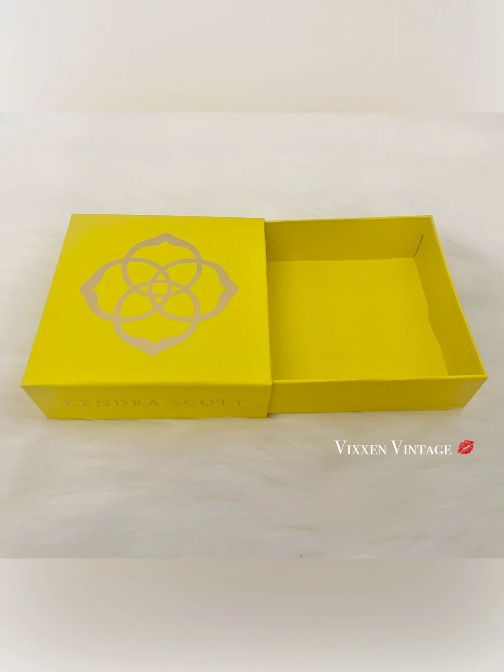 KENDRA SCOTT MEDIUM PULL TAB PAPER GIFT BOX IN YELLOW/GOLD